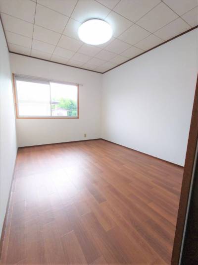 2Fの洋室2です。窓の外に花壇置きまであります！