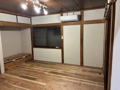 リビングは無垢の杉板、塗り壁の自然素材