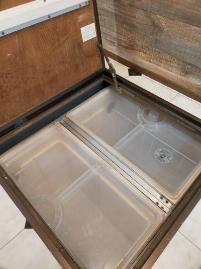 床下収納はスライド式で2つ分あります