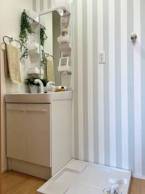 独立洗面台と洗濯置場。ゆったりとした仕様です。