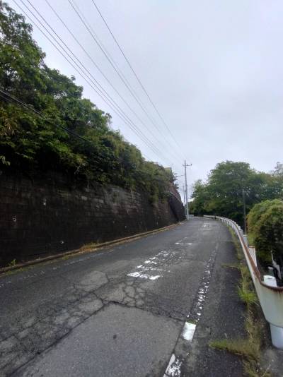 目の前の道路です。坂の上はさらに住宅地密集地になります。