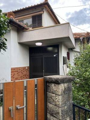 門付きの戸建てです。