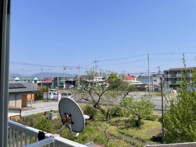 メイン道路より奥に位置しており周辺環境は閑静で落ち着けます。