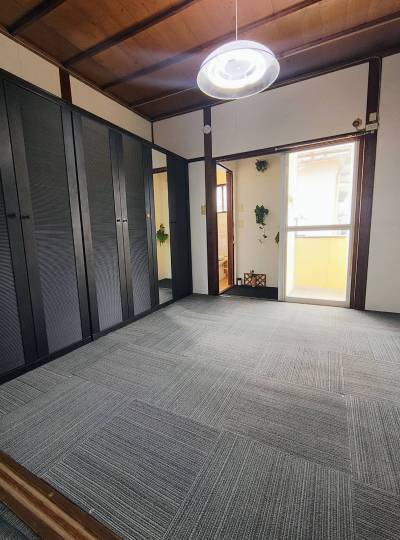 家具付です。
事務所や倉庫としての利用も可能です。