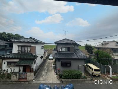 ２階から見える風景。土手と空が美しい