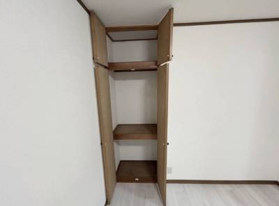 6畳のお部屋には天井までの扉付収納。