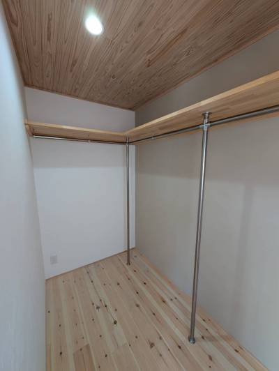 憧れのウォークインクローゼットで衣服収納には困りません