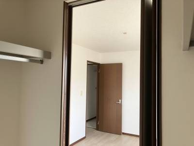 ウォークインクローゼットの中から撮りました。