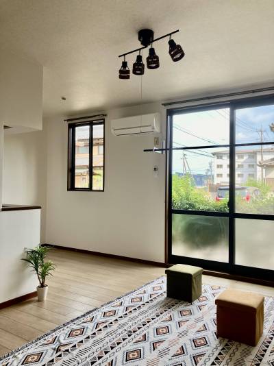 陽当たりのよいLDKはたっぷり約20㎡（102号 照明無）。