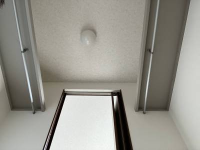 ウォークインクローゼットには棚も電気もついてます。