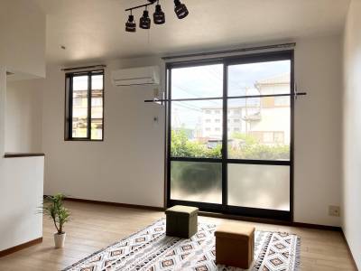 ダイニングセットやソファーをおいても広々（照明無）。