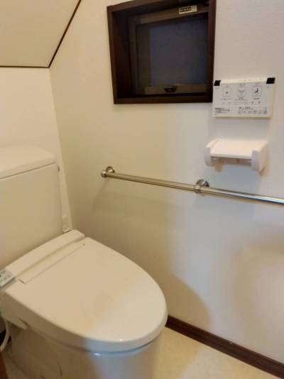 1階のトイレです。洗浄付きトイレが付いています。