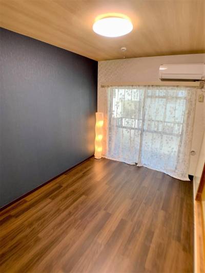 2021年リフォーム実施。クロス、床、照明、エアコンを交換済