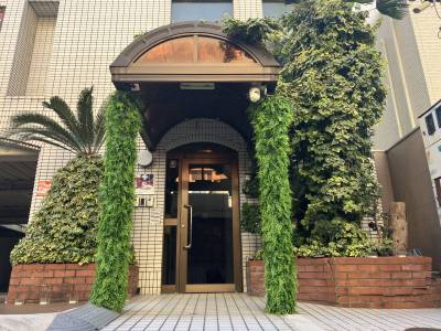 正面は校舎の塀なので「お向かいさん」の視線が気になりません