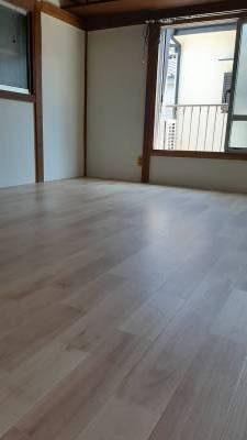 日当たり良好な2階洋室、床は新品に交換済み