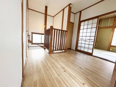 ２階の踊り場はゆったりした広さです♪