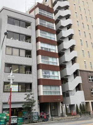 ８階建て、早稲田通り沿い。写真中央のマンションです。