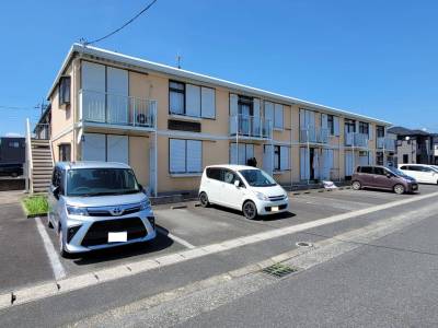 外観写真。駐車場2台以上の契約も可。大型バイクの駐輪も可。