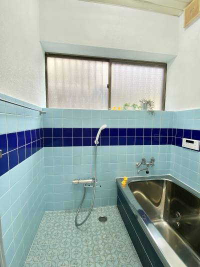 風呂場。ノスタルジー溢れるピカピカのタイル張りのお風呂。