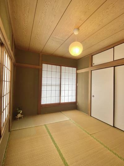 二階和室（左手）。こちらは落ち着いた雰囲気に。