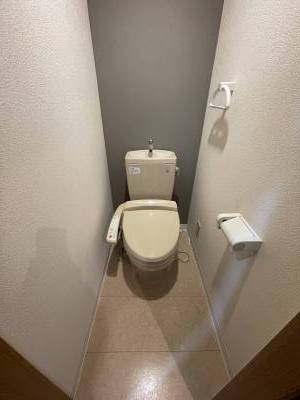 トイレ
ウォッシュレット付きです