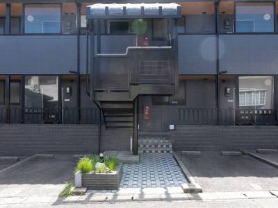 エントランスも屋根付きで雨でも快適です！