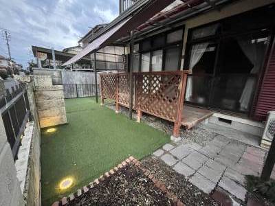 緑のお庭と屋根付ウッドデッキで、くつろぎの週末を♪