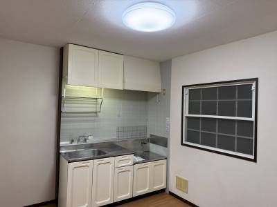 玄関からキッチンへと動線も快適です