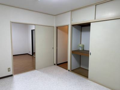 洋室二部屋にキッチンへと陽当り通風良好です