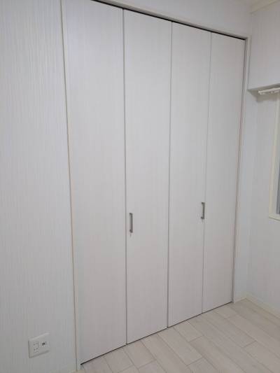 クローゼット　吊り扉なので室内とクローゼット内の段差無し！