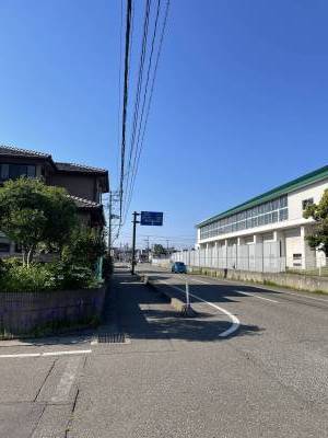 徒歩10分にある比角小学校