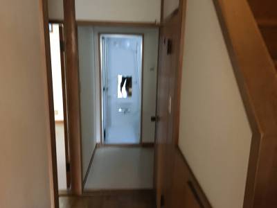 玄関から入った廊下からの写真 右にお風呂、トイレ