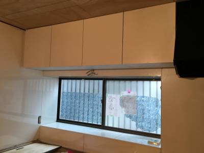 システムキッチンの吊り戸棚