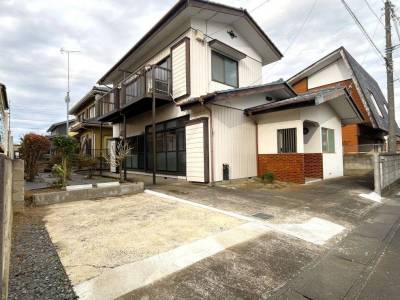 建物左側からの写真。駐車場2台可です♪