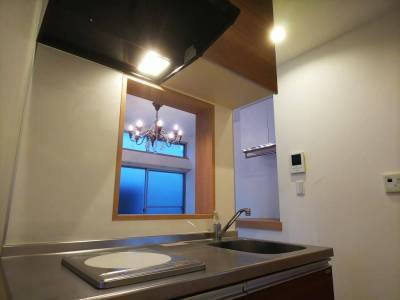 普段使用しないものは吊棚へ。