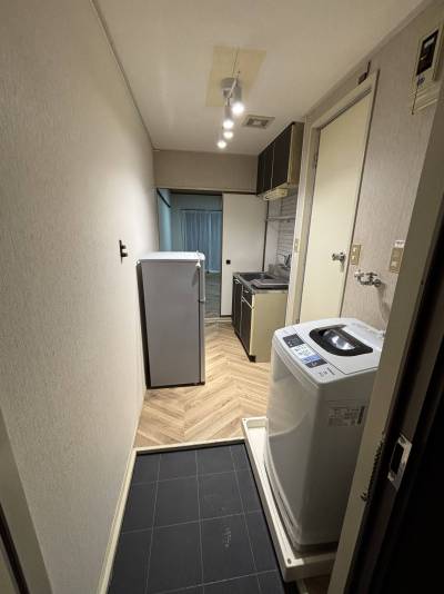 玄関兼キッチンは狭いですが、必要なものは手の届く範囲に！！