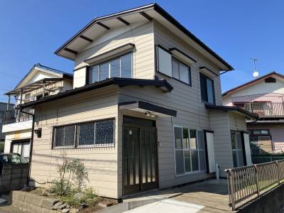 外壁は金属素材（新品）を重ね張り、屋根（新品）葺き替え済