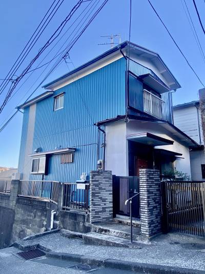 1月に屋根&bull;外壁のリノベ完了。ターコイズブルーが個性的な外観