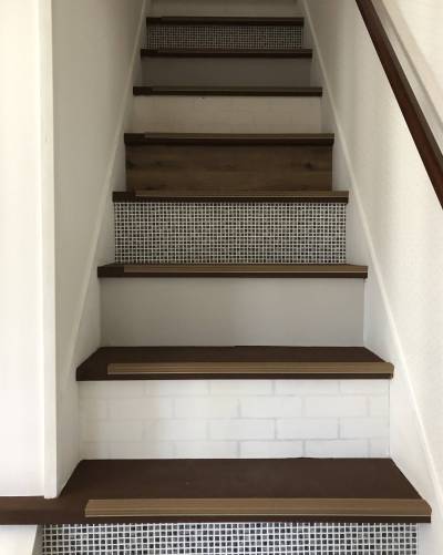 階段には滑り止めと手すりがついています。