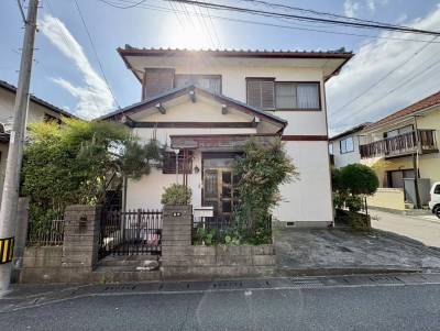 閑静な住宅街の角地。敷地内駐車場有り。