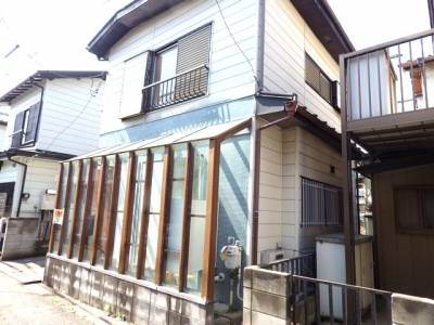 タイル貼りと透明屋根の玄関