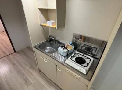 コンロは低コストな都市ガス利用。水栓・LED照明交換済です。