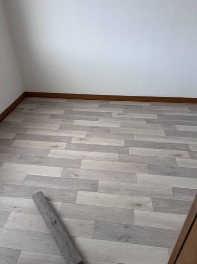 洋室のフローリングは新しくしています。