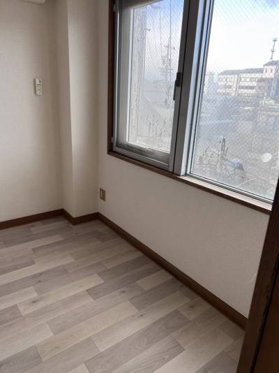 別の部屋もフローリングを新調しています。