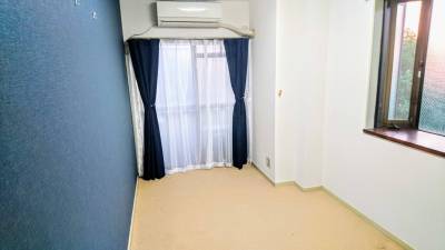 左側はアクセントクロスです。床は新しいカーペット敷です。