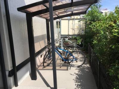 屋根付駐輪場　敷地のかなり奥、盗難予防という点では悪くない
