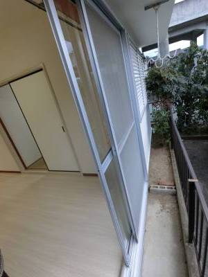 ちょっと狭いのですが、ベランダです！！雨戸つきで安心！！