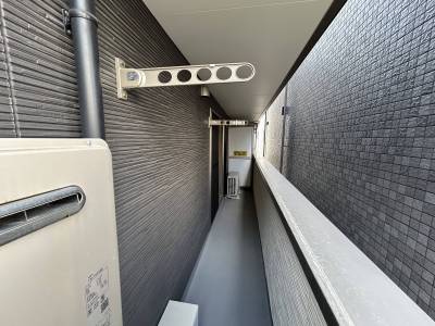 ベランダの物干し竿置き場。
洗濯機置き場は室内にあります。