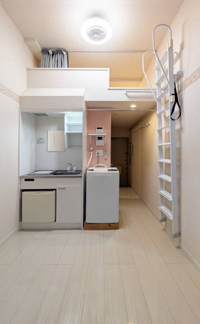 コンパクトながら機能的なキッチン．照明は調光調色機能付き．