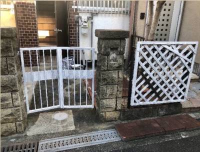 白い門扉のエントランス